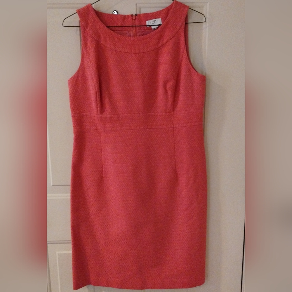 Sleeveless fitted dress